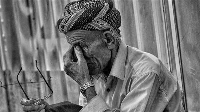 هذا الجرو حوصر في جدار إسمنتي وهو يصرخ من الخوف والألم!