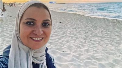جارتي كل يوم بعد الفجر كانت بتخرج من ورا البيت ولابسه طرحه